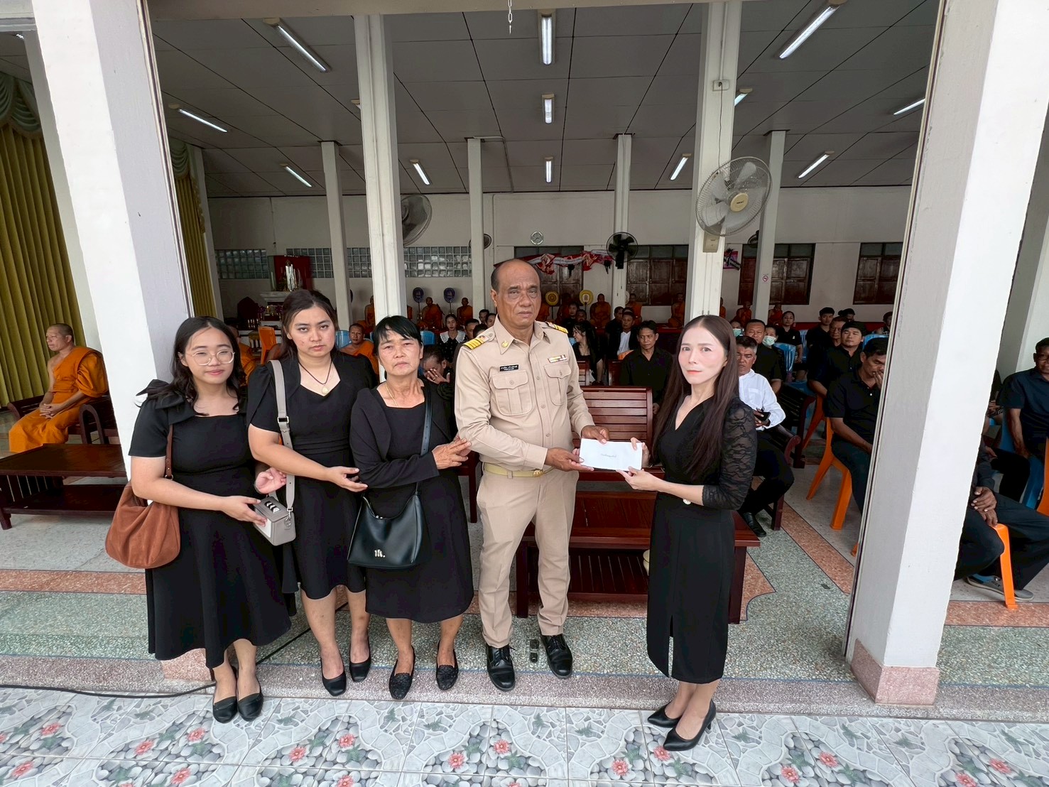 ร่วมพิธีสวดอภิธรรมศพ คุณแม่ปุย เก้าวงษ์วาลย์ มารดากำนันดาวเรือง เก้าวงษ์วาลย์ กำนันตำบลบางแก้ว และเป็นคณะกรรมการการศึกษาขั้นพื้นฐานของโรงเรียน