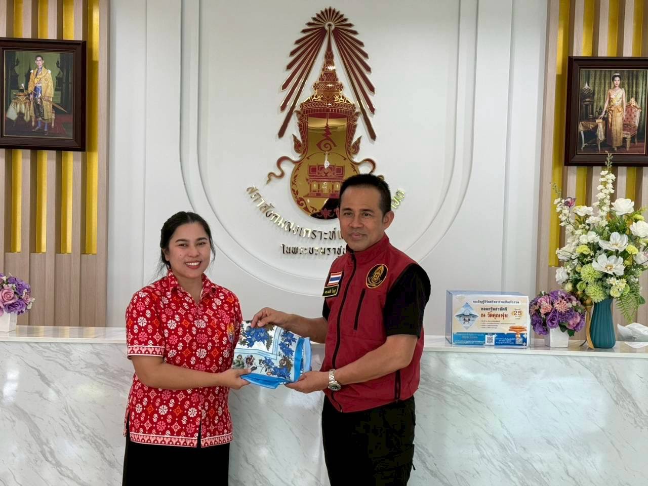 ประธานคณะกรรมการสถานศึกษาขั้นพื้นฐาน ร้อยตำรวจโท ดร. มนัส โนนุช ประธานกรรมการ มูลนิธิมิราเคิล ออฟไลฟ์ และ ประธานสภาสังคมสงเคราะห์แห่งประเทศไทยฯ