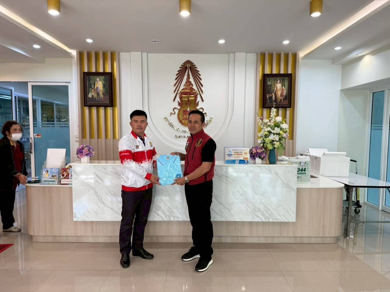 ประธานคณะกรรมการสถานศึกษาขั้นพื้นฐาน ร้อยตำรวจโท ดร. มนัส โนนุช ประธานกรรมการ มูลนิธิมิราเคิล ออฟไลฟ์ และ ประธานสภาสังคมสงเคราะห์แห่งประเทศไทยฯ