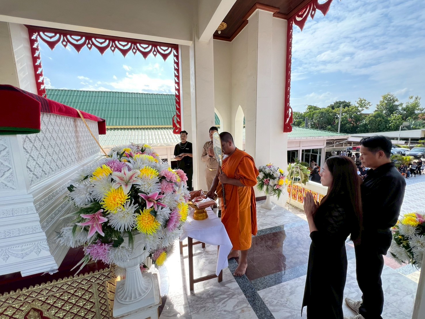 ร่วมพิธีสวดอภิธรรมศพ คุณแม่ปุย เก้าวงษ์วาลย์ มารดากำนันดาวเรือง เก้าวงษ์วาลย์ กำนันตำบลบางแก้ว และเป็นคณะกรรมการการศึกษาขั้นพื้นฐานของโรงเรียน