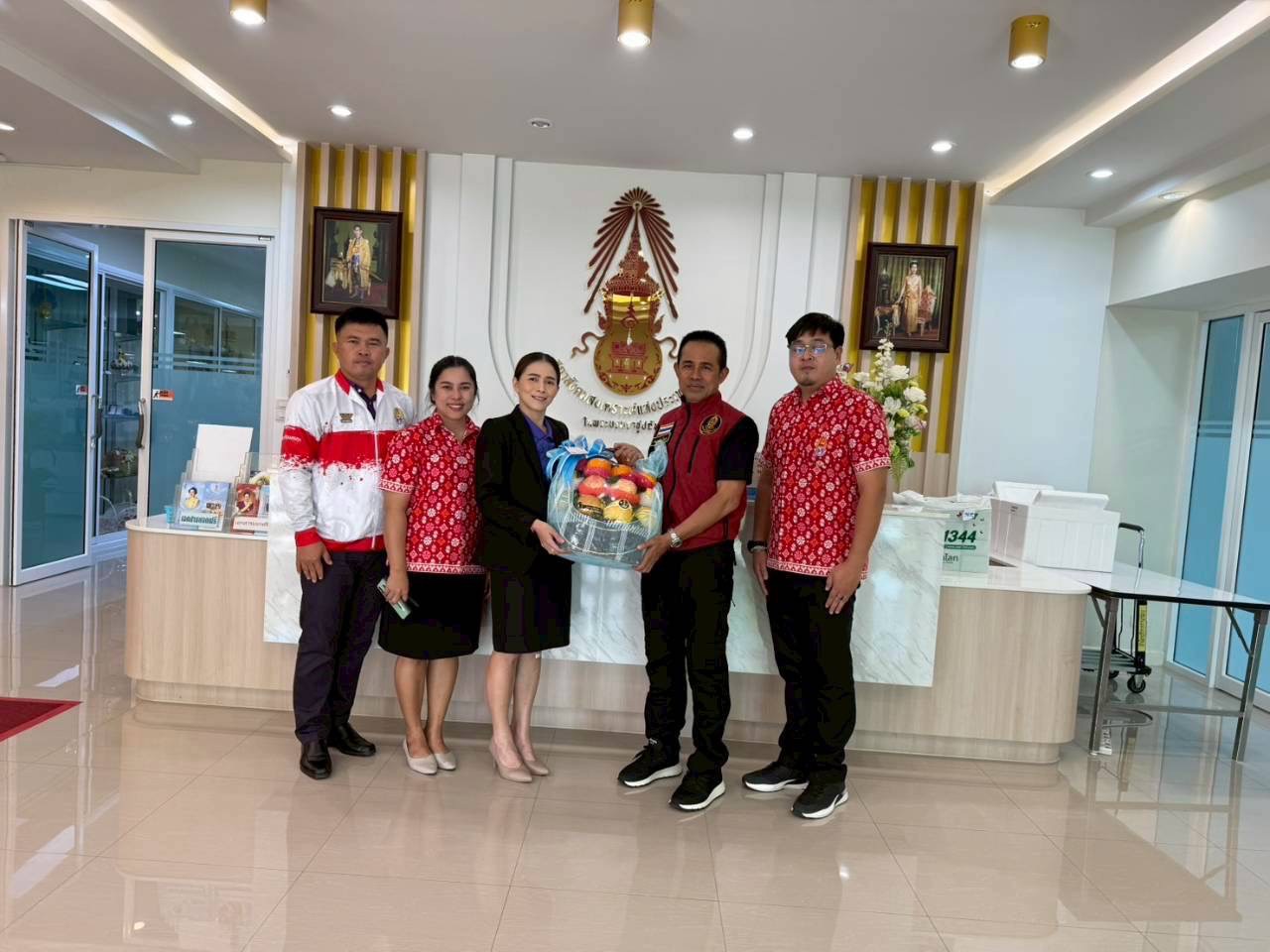 ประธานคณะกรรมการสถานศึกษาขั้นพื้นฐาน ร้อยตำรวจโท ดร. มนัส โนนุช ประธานกรรมการ มูลนิธิมิราเคิล ออฟไลฟ์ และ ประธานสภาสังคมสงเคราะห์แห่งประเทศไทยฯ