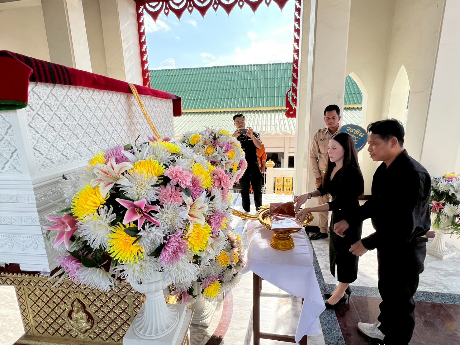 ร่วมพิธีสวดอภิธรรมศพ คุณแม่ปุย เก้าวงษ์วาลย์ มารดากำนันดาวเรือง เก้าวงษ์วาลย์ กำนันตำบลบางแก้ว และเป็นคณะกรรมการการศึกษาขั้นพื้นฐานของโรงเรียน