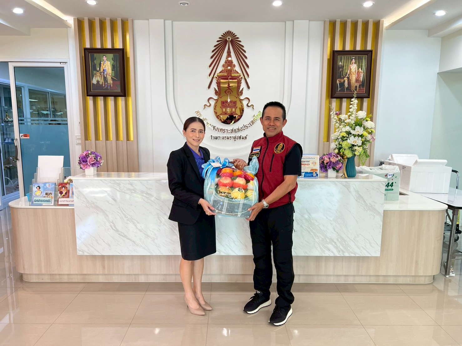 ประธานคณะกรรมการสถานศึกษาขั้นพื้นฐาน ร้อยตำรวจโท ดร. มนัส โนนุช ประธานกรรมการ มูลนิธิมิราเคิล ออฟไลฟ์ และ ประธานสภาสังคมสงเคราะห์แห่งประเทศไทยฯ