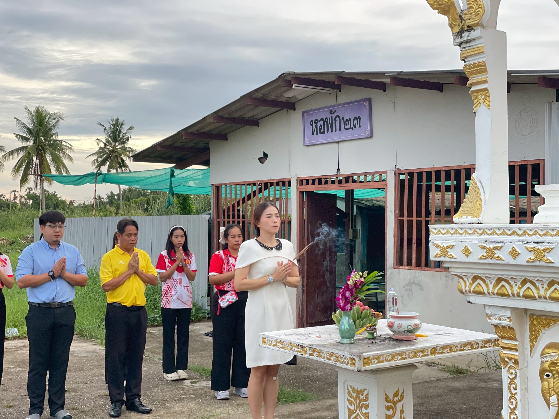 พิธีสักการะสิ่งศักดิ์สิทธิ์ประจำโรงเรียน เนื่องในโอกาสย้ายมาดำรงตำแหน่ง ผู้อำนวยการโรเรียน อุบลรัตนราชกัญญาราชวิทยาลัย นครปฐม