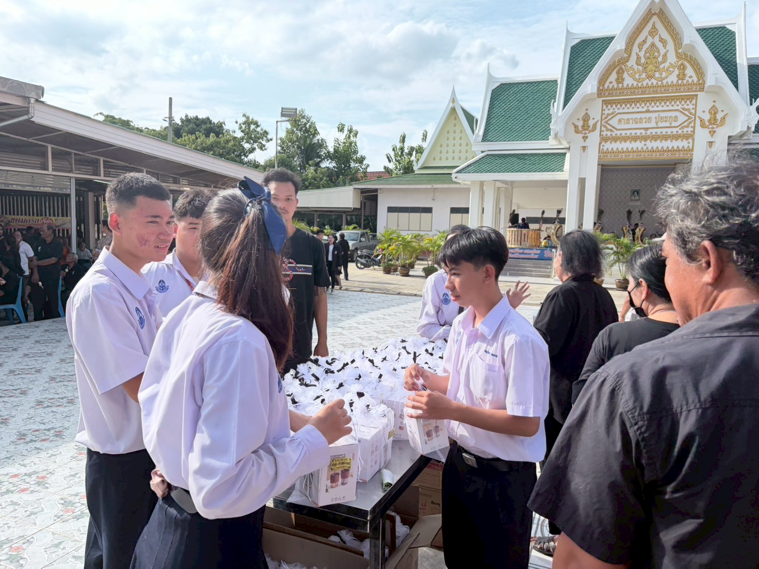 ร่วมพิธีสวดอภิธรรมศพ คุณแม่ปุย เก้าวงษ์วาลย์ มารดากำนันดาวเรือง เก้าวงษ์วาลย์ กำนันตำบลบางแก้ว และเป็นคณะกรรมการการศึกษาขั้นพื้นฐานของโรงเรียน