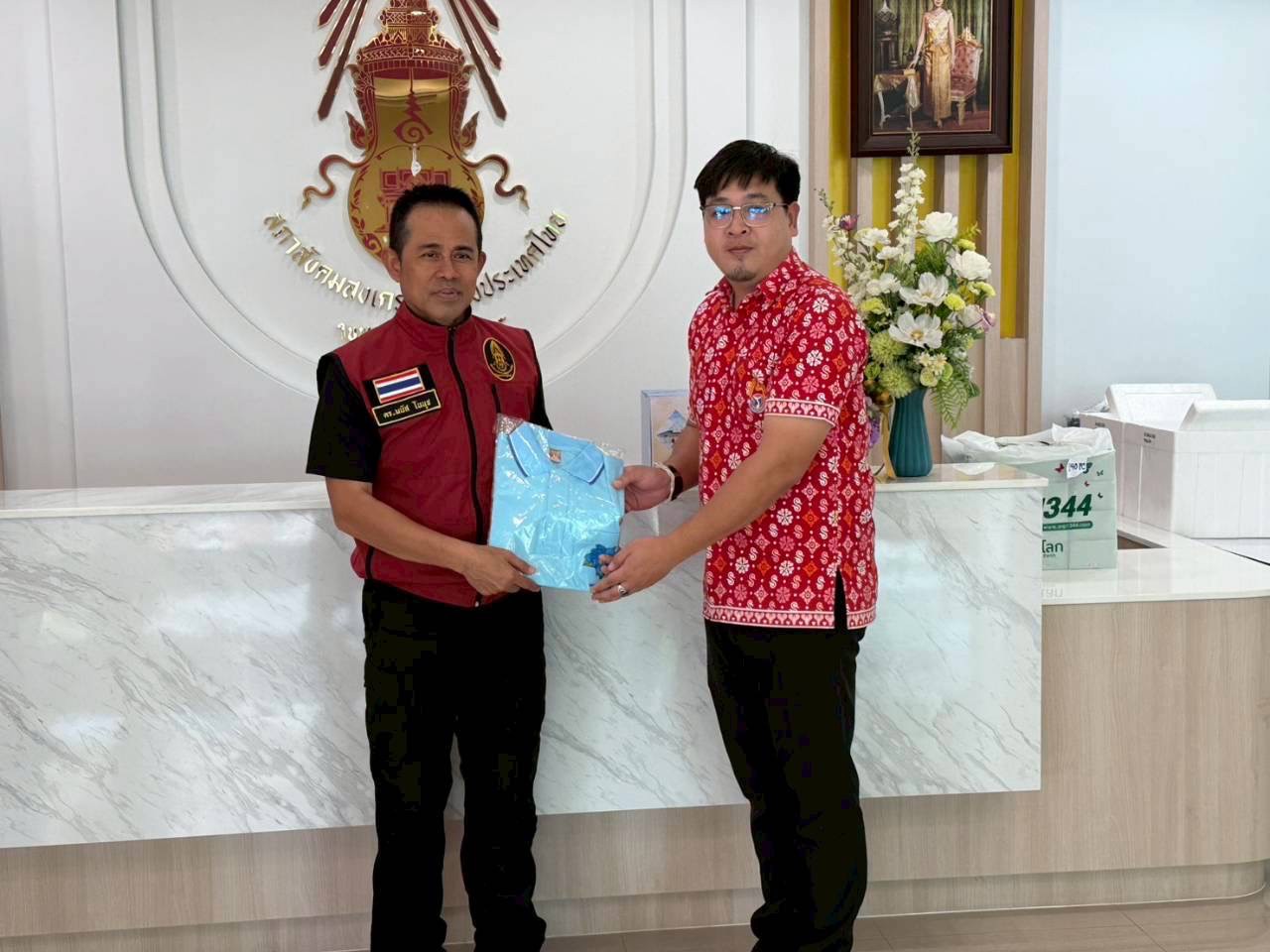 ประธานคณะกรรมการสถานศึกษาขั้นพื้นฐาน ร้อยตำรวจโท ดร. มนัส โนนุช ประธานกรรมการ มูลนิธิมิราเคิล ออฟไลฟ์ และ ประธานสภาสังคมสงเคราะห์แห่งประเทศไทยฯ