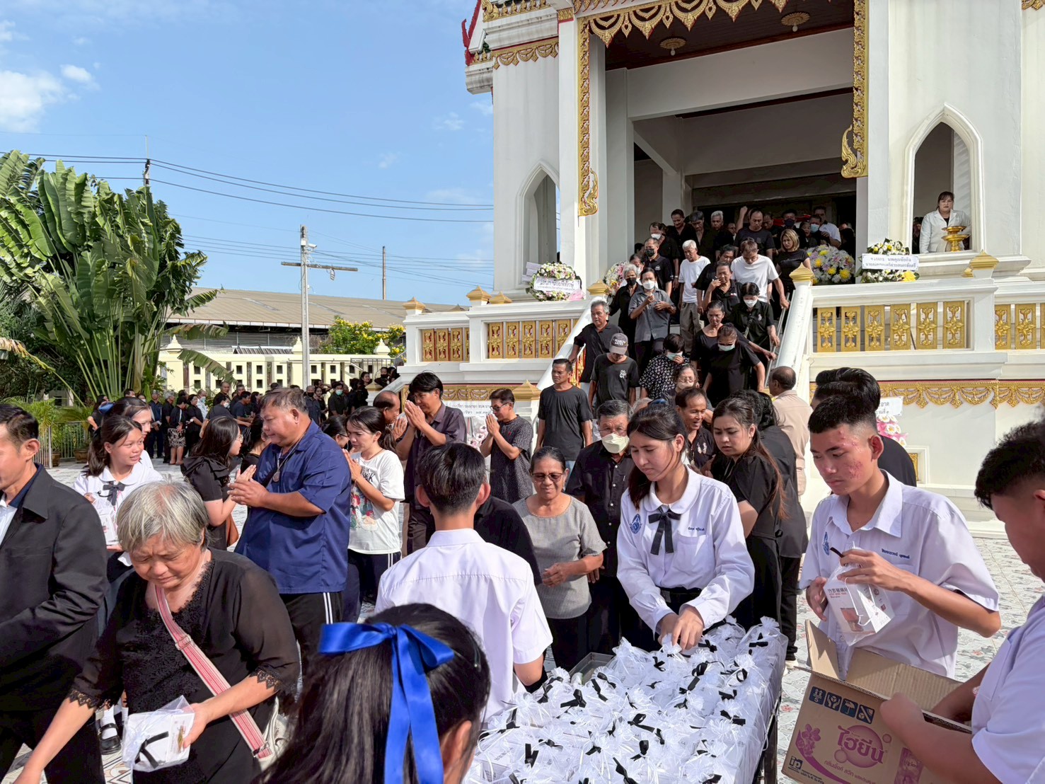 ร่วมพิธีสวดอภิธรรมศพ คุณแม่ปุย เก้าวงษ์วาลย์ มารดากำนันดาวเรือง เก้าวงษ์วาลย์ กำนันตำบลบางแก้ว และเป็นคณะกรรมการการศึกษาขั้นพื้นฐานของโรงเรียน